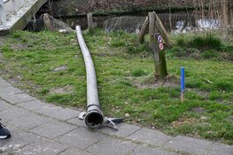 Scooterrijder ten val door stalen slang op de weg