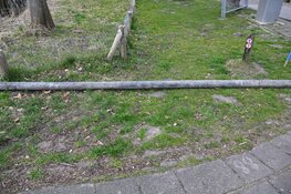 Scooterrijder ten val door stalen slang op de weg