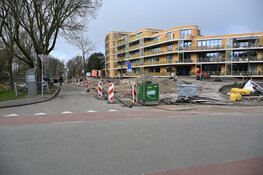 Scooterrijder ten val door stalen slang op de weg