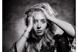 Chansonnière Tess Merlot brengt ‘Joie de Vivre’ in De Alkenaer