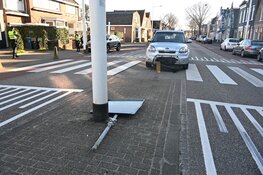 Ouder echtpaar maakt stuurfout op zebrapad in Alkmaar