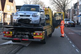 Ouder echtpaar maakt stuurfout op zebrapad in Alkmaar
