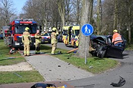 Zwaar ongeluk in Heiloo: auto tegen boom