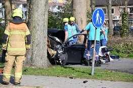 Zwaar ongeluk in Heiloo: auto tegen boom