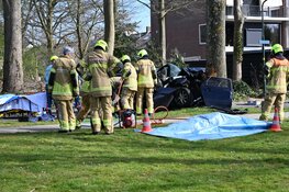 Zwaar ongeluk in Heiloo: auto tegen boom