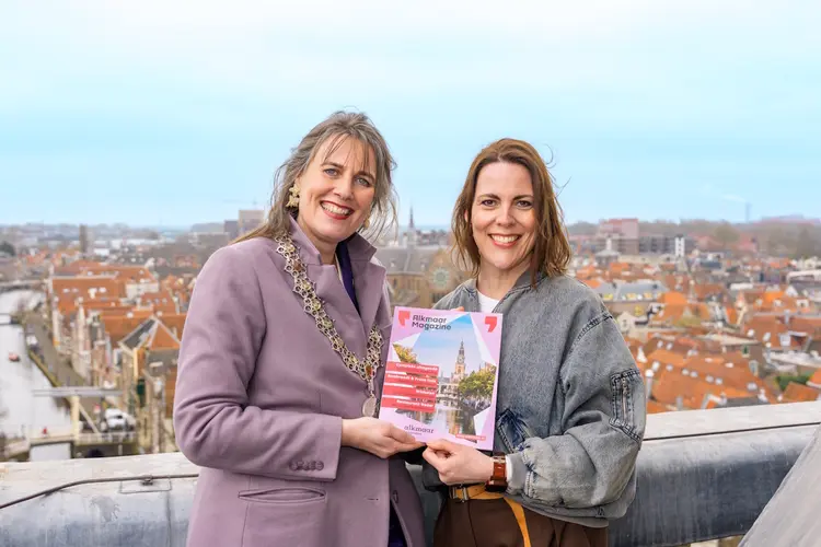 Alkmaar Prachtstad Magazine overhandigd aan burgemeester boven op de Waagtoren