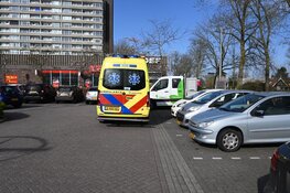 Automobiliste botst op scooterrijder