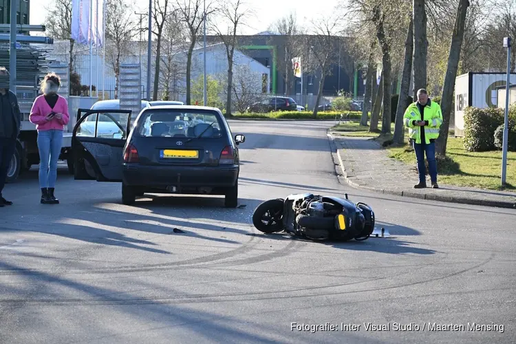 Ongeluk op Hazenkoog in Alkmaar: scooter tegen auto