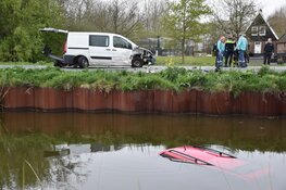 Auto belandt in Noordervaart na ongeval op N243