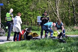 Fietsers komen in botsing en belandden in sloot in Egmond aan den Hoef