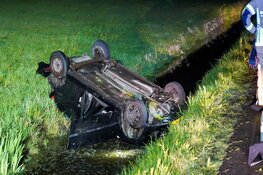 Auto belandt over de kop in sloot, bestuurder gevlogen