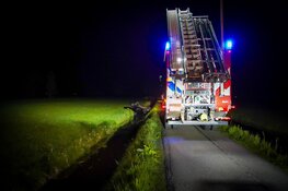 Auto belandt over de kop in sloot, bestuurder gevlogen