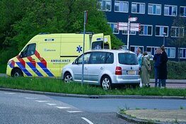 Fietser gewond na aanrijding met auto op rotonde