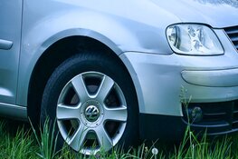 Fietser gewond na aanrijding met auto op rotonde