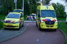 Fietser gewond na aanrijding met auto op rotonde