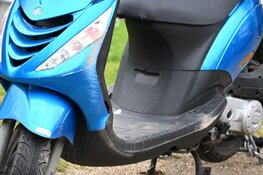 Botsing tussen auto en scooter op Kennemersingel