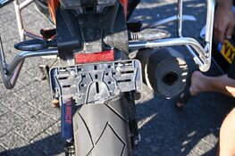 Motorrijder van achteren aangetikt, automobilist aangehouden