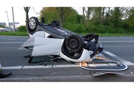 Auto slaat over de kop bij ongeval in Alkmaar