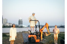 Collectief Blauwdruk speelt 'Recht op de Hemel' op het Canadaplein in Alkmaar
