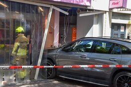 Auto rijdt bezorgwinkel binnen, bestuurder gewond