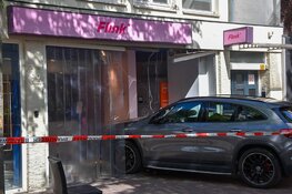 Auto rijdt bezorgwinkel binnen, bestuurder gewond