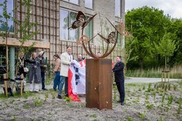 Kunstwerk in gezamenlijke tuin Het Palet feestelijk onthuld