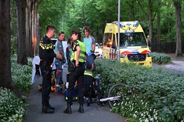 Kind komt met voet tussen spaken, man komt hard ten val in in Bergen