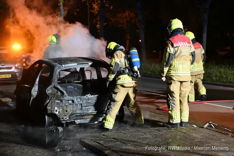 Auto gaat volledig in vlammen op bij nachtelijke autobrand in Alkmaar