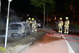 Auto gaat volledig in vlammen op bij nachtelijke autobrand in Alkmaar