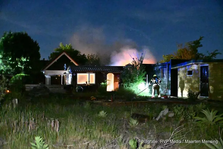 Grote brand op bungalowpark in Egmond-Binnen