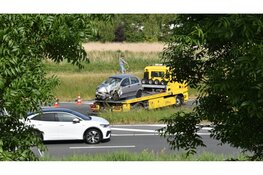 Vrachtwagen en auto botsen op N242, veel schade