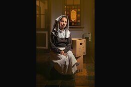 Karavaan brengt theatervoorstelling met stadswandeling over onderbelicht slavernijverleden van 'De Oost' tot leven in Alkmaar