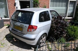 Auto belandt in tuin van woning in Alkmaar na botsing