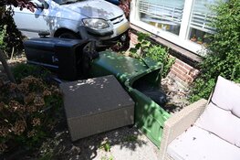 Auto belandt in tuin van woning in Alkmaar na botsing