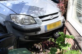 Auto belandt in tuin van woning in Alkmaar na botsing