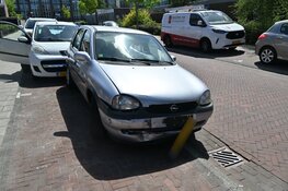 Auto belandt in tuin van woning in Alkmaar na botsing