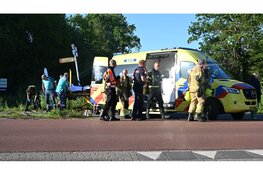 Scooterrijder belandt in de sloot na botsing met auto in Egmond