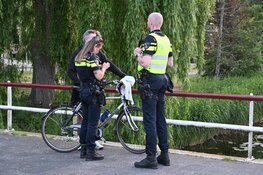 Automobilist slaat op de vlucht na botsing met fietser