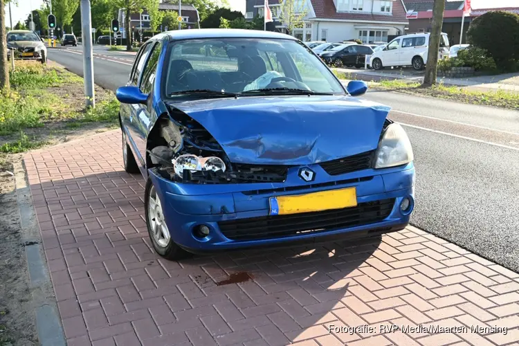Botsing met veel schade op Kennemerstraatweg in Heiloo
