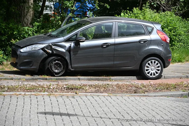 Auto rijdt tegen boom in Alkmaar