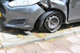Auto rijdt tegen boom in Alkmaar