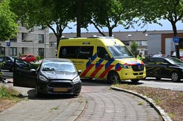 Auto rijdt tegen boom in Alkmaar