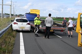 Auto tussen vangrail gedrukt door bedrijfsbusje in Alkmaar