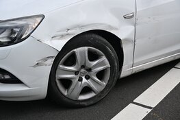 Auto tussen vangrail gedrukt door bedrijfsbusje in Alkmaar