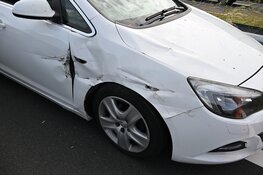 Auto tussen vangrail gedrukt door bedrijfsbusje in Alkmaar