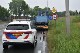 Vrachtwagen verliest aanhanger en ramt lantaarnpaal