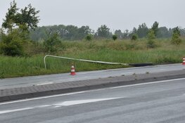 Vrachtwagen verliest aanhanger en ramt lantaarnpaal
