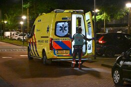 Gewonde man met steekwond aangetroffen in bushokje in Alkmaar
