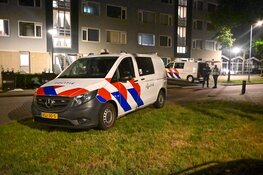 Gewonde man met steekwond aangetroffen in bushokje in Alkmaar