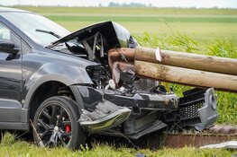 Automobilist botst tegen vangrail na verkeersconflict op N243